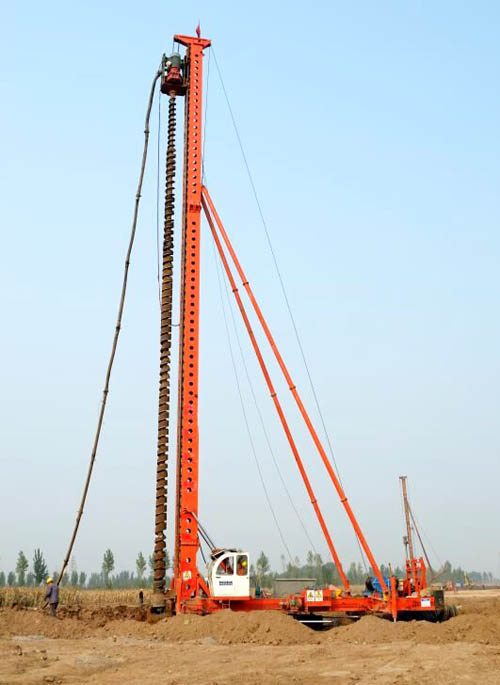 CFG-23米液壓步履式長(zhǎng)螺旋鉆機(jī)