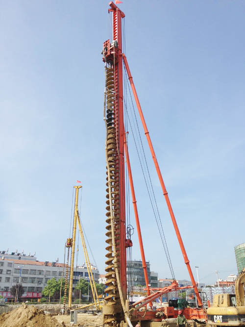 28米長螺旋鉆機(jī)施工現(xiàn)場